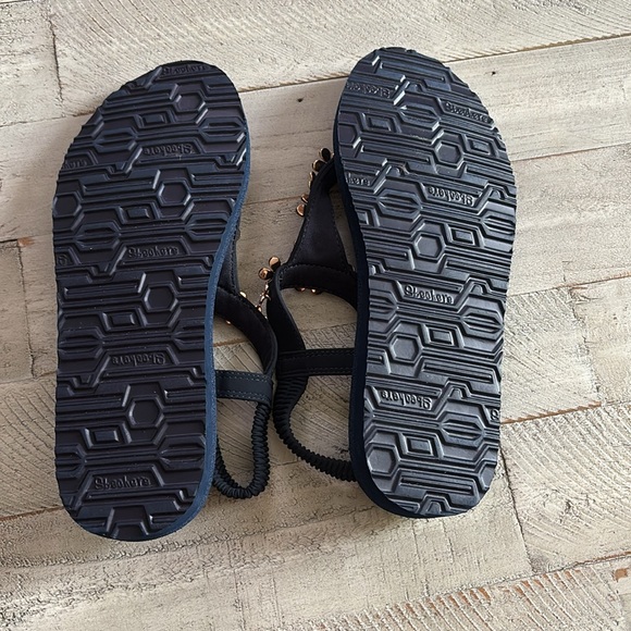 Skechers Women's Size 9 Cali Meditation Happy Daisies Sandals
-size 9
-NWOT - Picture 2 of 3